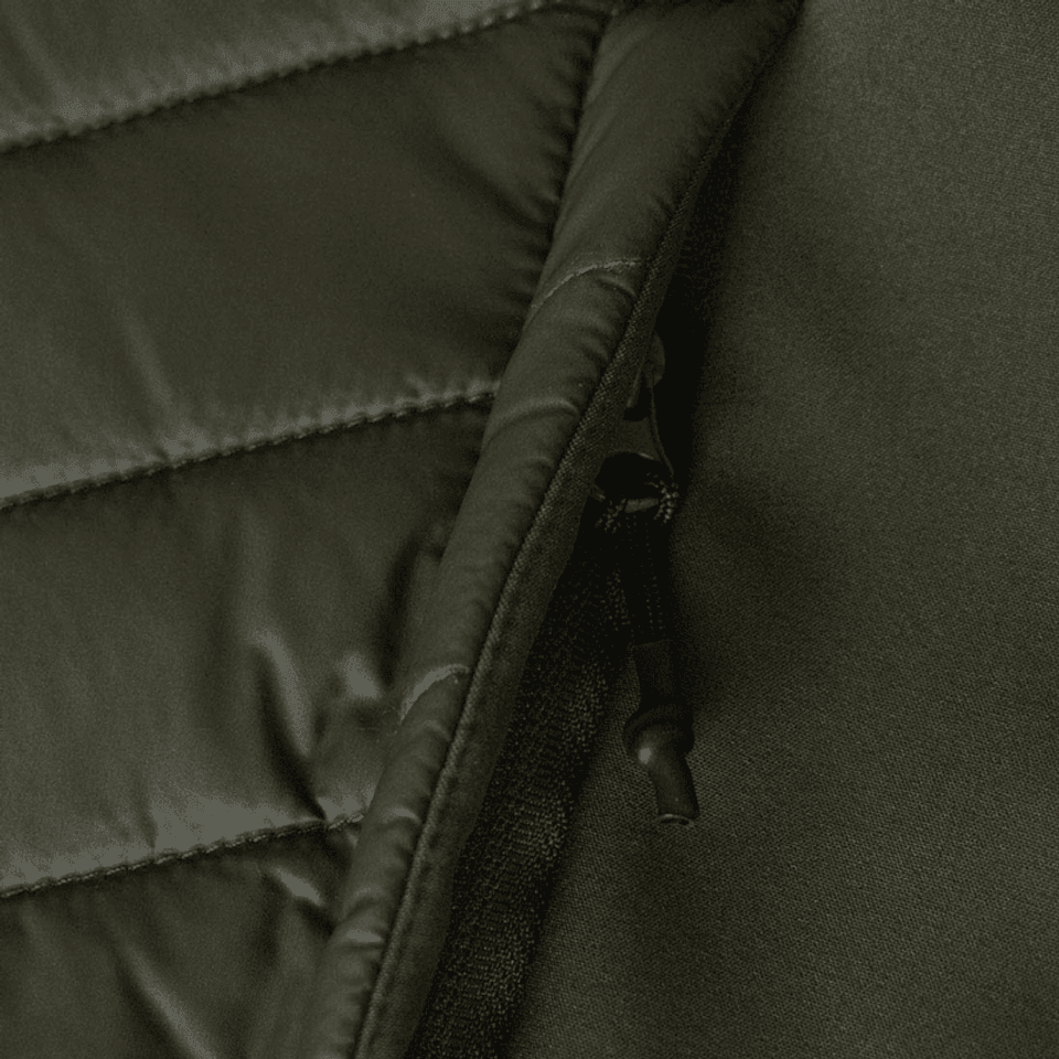 Detailled image of a pocket zipper on a green vest