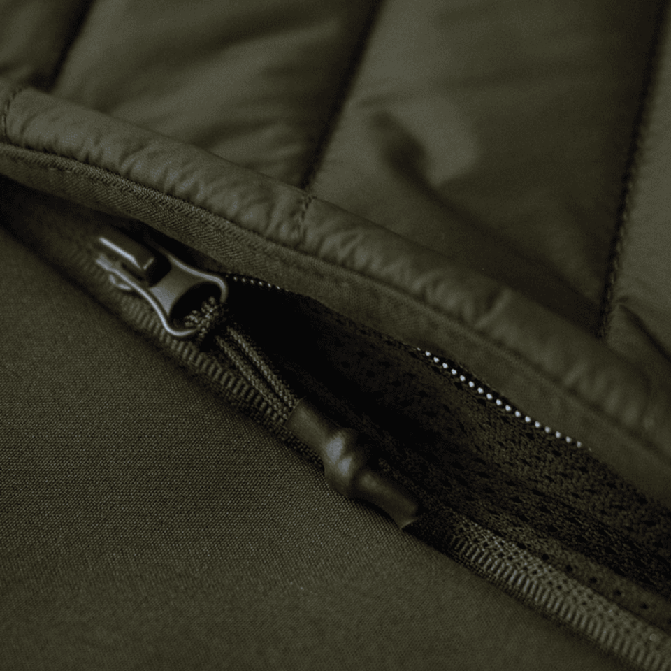 Detailled photo of the zipper of a dark olive vest