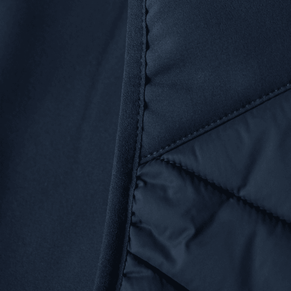 Detailled photo of the pocket seam of a navy vest