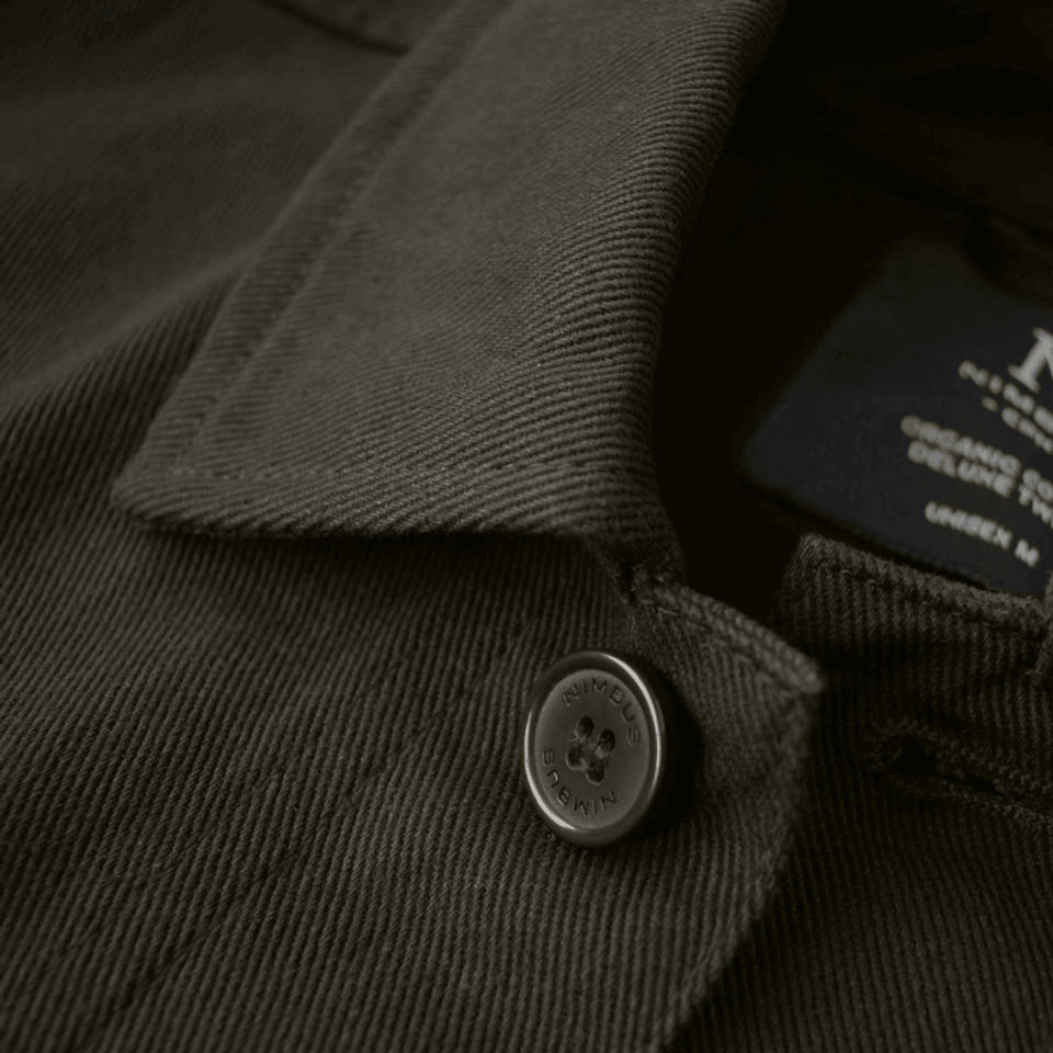 Detailled photo of a dark green unisex over shirt showing the collar of the shirt
