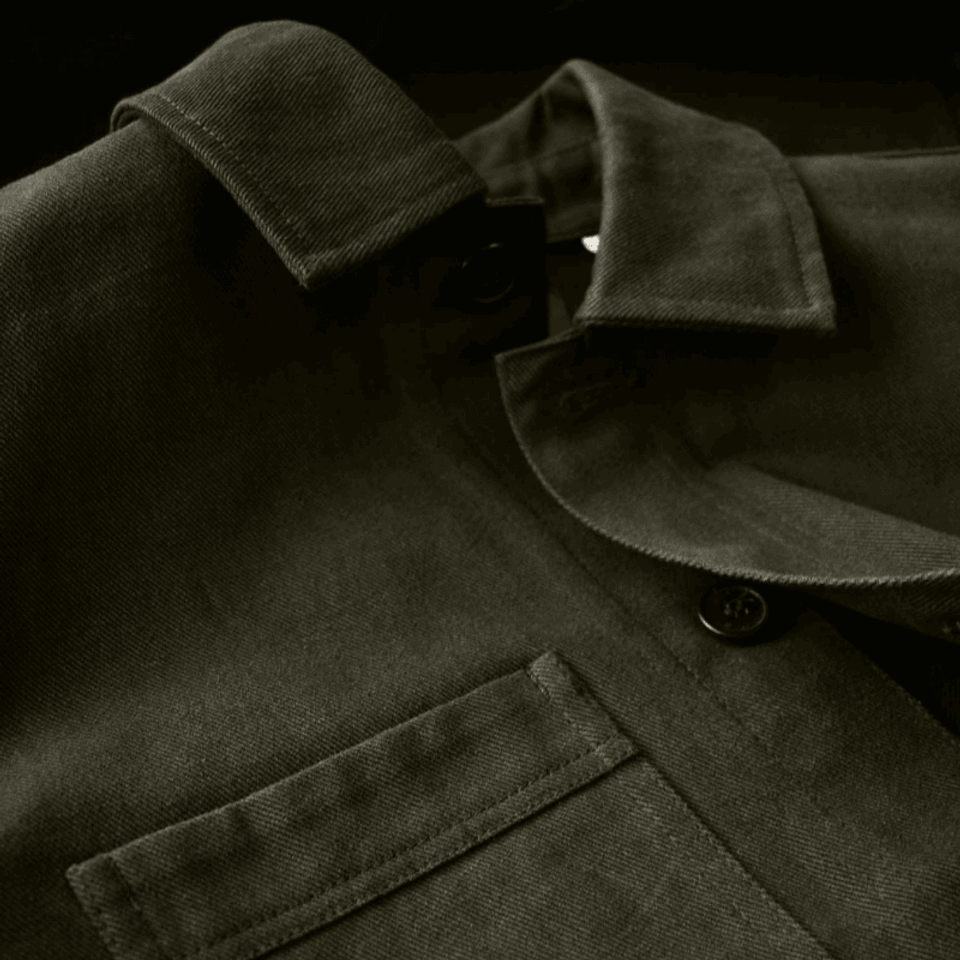 Detailled photo of a dark green unisex over shirt showing the front pocket of the shirt
