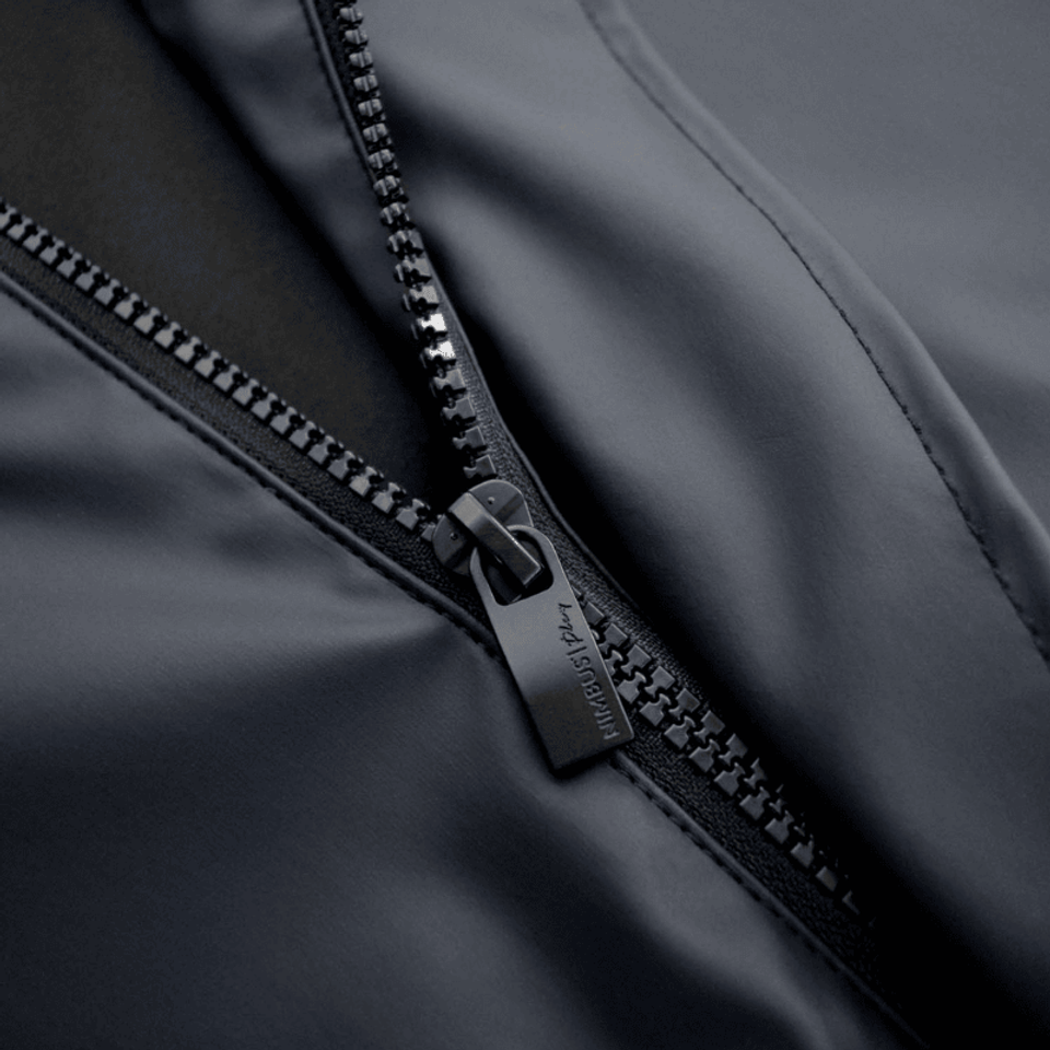Detailled photo of the zip of a unisex navy blue jacket