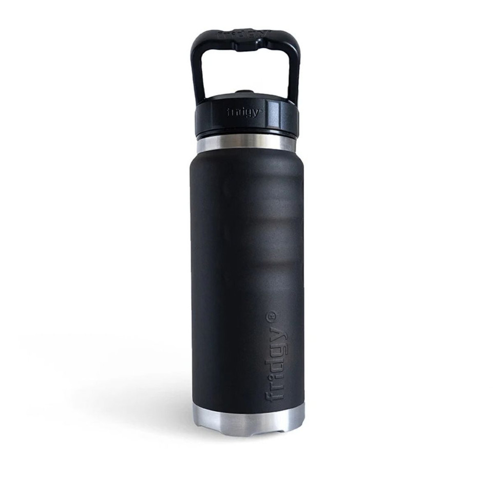 Front view of a matte black fridgy® 780ml insulated water bottle showcasing ergonomic grip contours, embossed branding, a stainless steel base, and a large carry-handle lid.