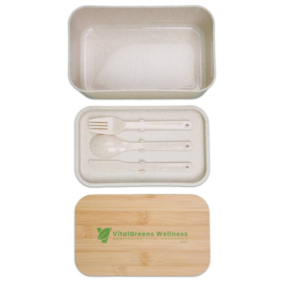 A lunch box in beige with a bamboo lid, featuring cutlery in a compartmentalized section. Includes branding.