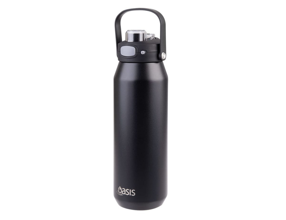 A drink bottle in matte black featuring a vacuum quick release lid and a sturdy handle. It includes a logo.