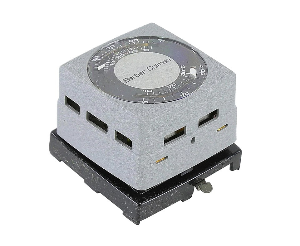 Schneider 2216-126 DA Day-Night Stat with Override (Local and Remote)