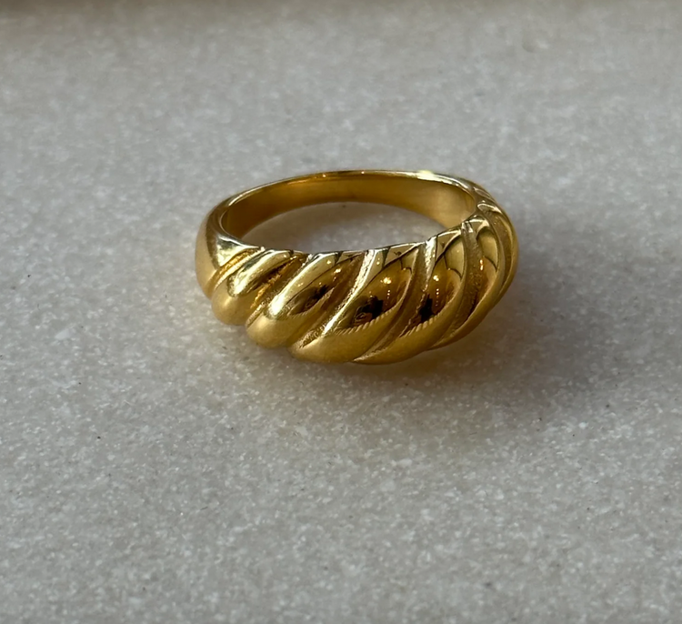 EMTE Croissant Ring - Gold