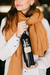 Woman holding a Bottle of Simonsig Merindol Syrah 2018 from Stellenbosch, South Africa