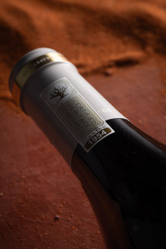 Rickety Bridge Regna Loca Cinsault bottle neck with Certified Heritage Vineyards 1954 label detail