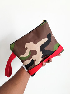 CAMO POP WRISTLET CLUTCH