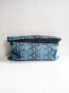 BIG GIRL KELLEY CLUTCH / BLUE SNAKE