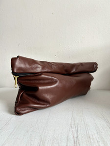 BIG GIRL KELLEY CLUTCH /CHOCOLATE
