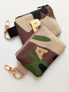 INITIAL CAMO WALLET BAG CHARM