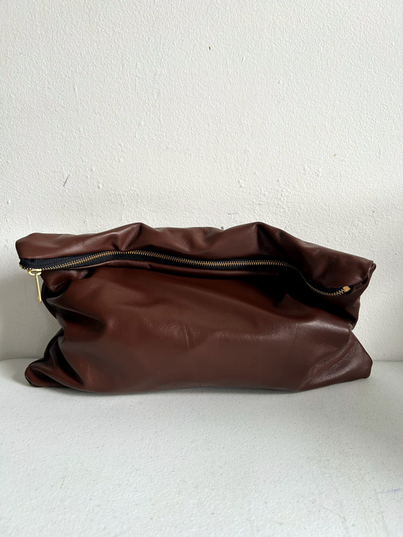 BIG GIRL KELLEY CLUTCH /CHOCOLATE