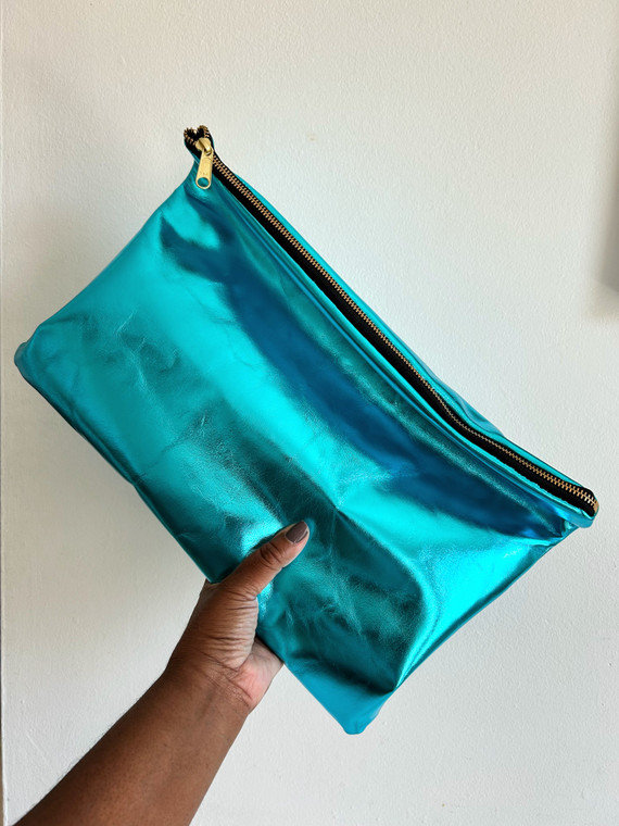 BIG GIRL KELLEY CLUTCH/ METALLICS