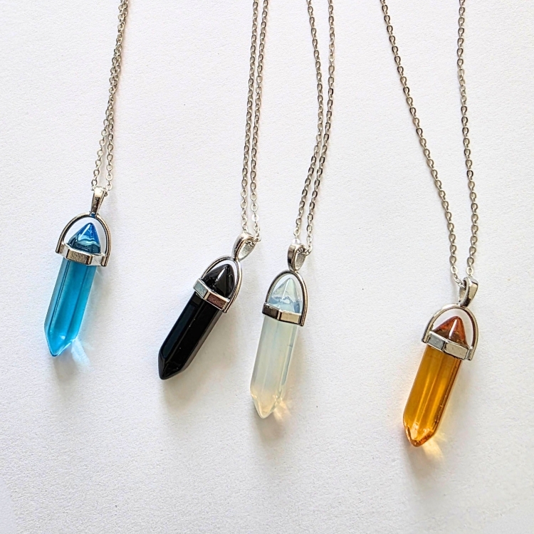 Necklaces: Handmade designs for everyday wear or special occasions.