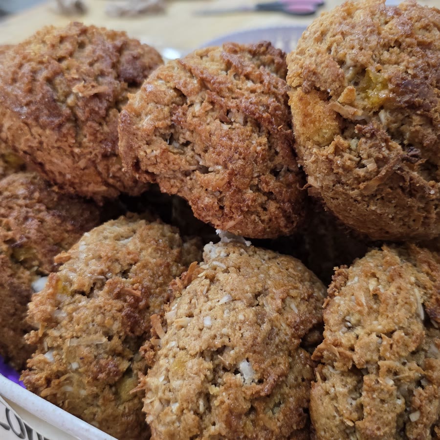 Coconetes, golden coconut macaroons