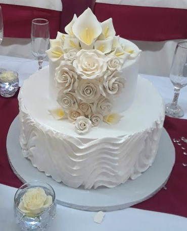 White wedding cake with cream calla lilies
