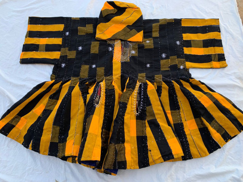 Front
Fugu (Smock) is made using traditional kente weaving techniques and sewn into the classic Ghanaian smock. Fugu is breathable and made comfort and while celebrating centuries of African clothing technology heritage. Perfect for everyday wear.