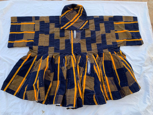 Front
Fugu (Smock) is made using traditional kente weaving techniques and sewn into the classic Ghanaian smock. Fugu is breathable and made comfort and while celebrating centuries of African clothing technology heritage. Perfect for everyday wear.