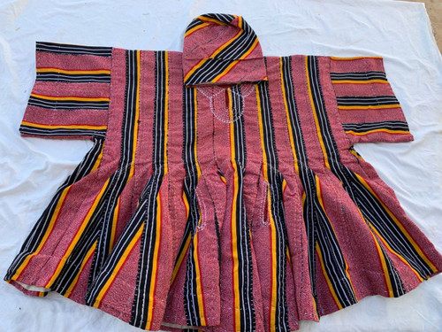 Front
Fugu (Smock) is made using traditional kente weaving techniques and sewn into the classic Ghanaian smock. Fugu is breathable and made comfort and while celebrating centuries of African clothing technology heritage. Perfect for everyday wear.