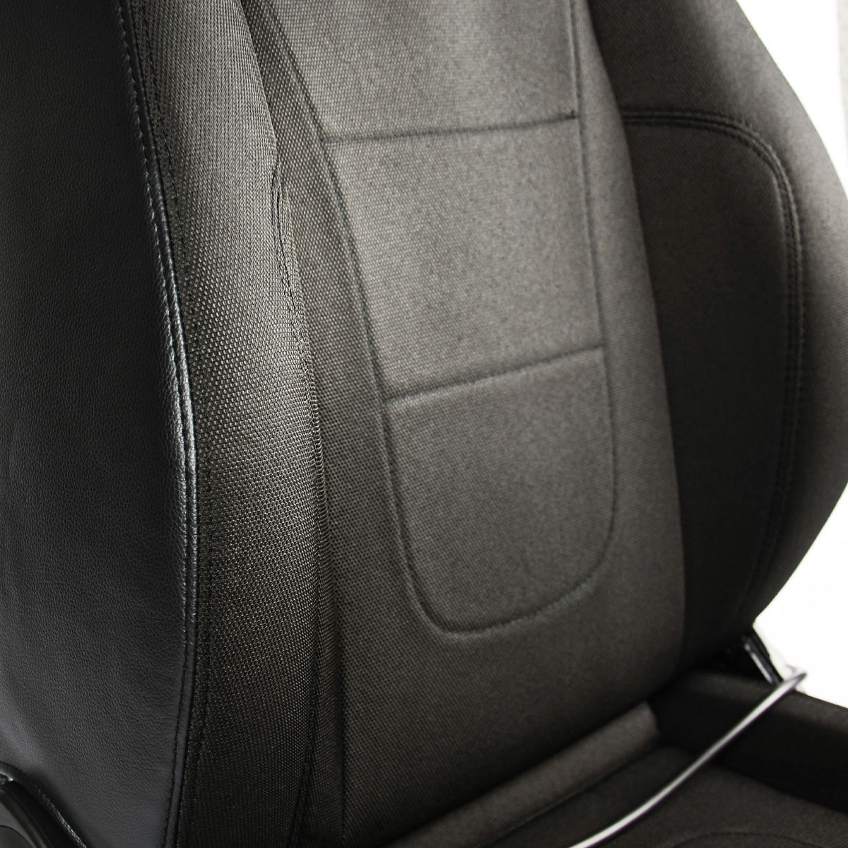 SAAS SSeat Trax 4x4 Black PU  / Black Cloth A.D.R