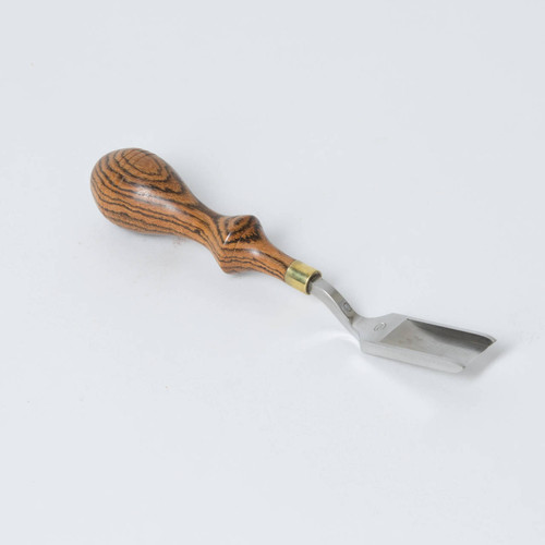 The straight french edger 10 is a 5/8" tool used for French edging and skiving. The handle is made of hard wood with a beautiful wood grain and a brass ferrule which is designed to fit the hand comfortably.