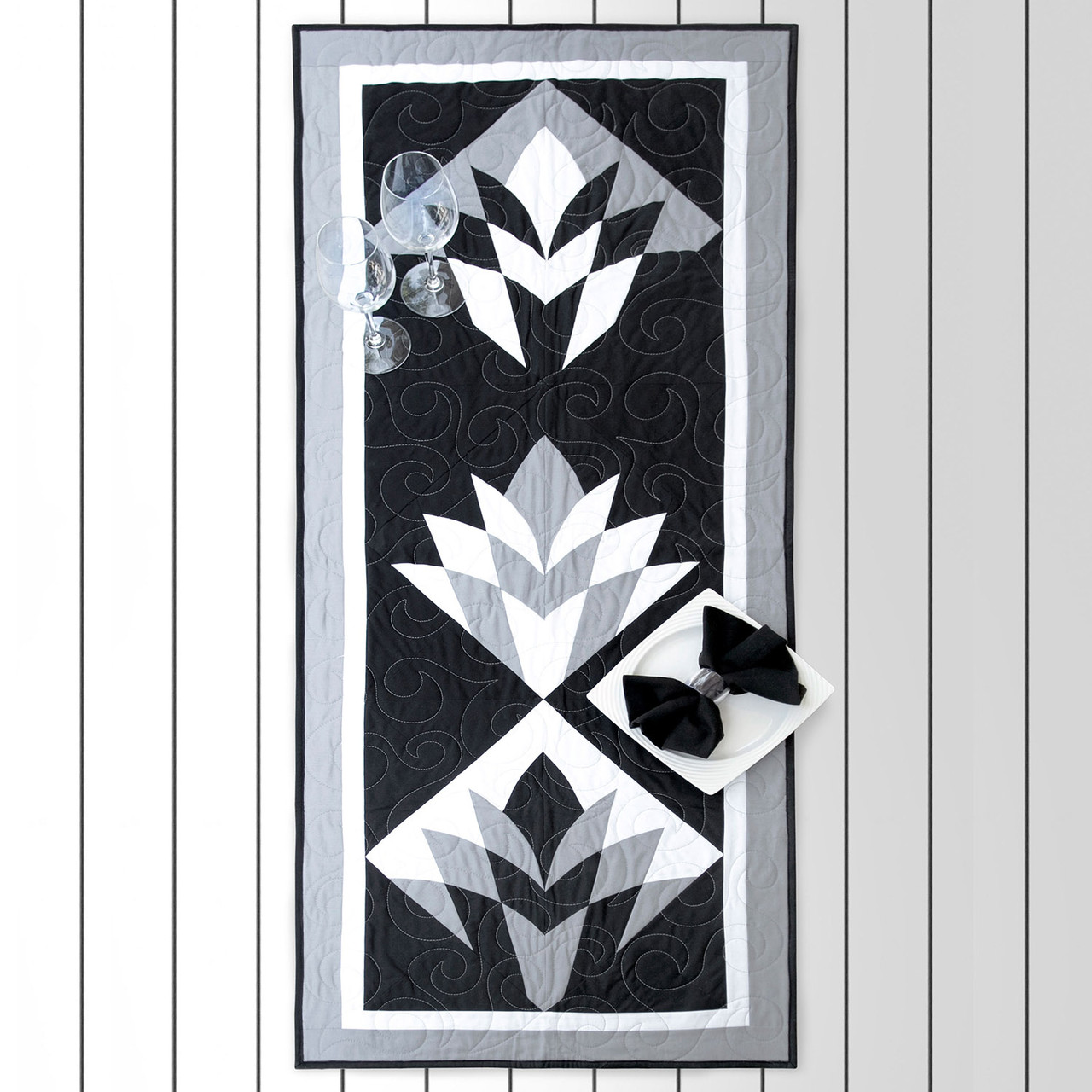 55490-PQ11543-CleopatrasFan-Lifestyle-1500