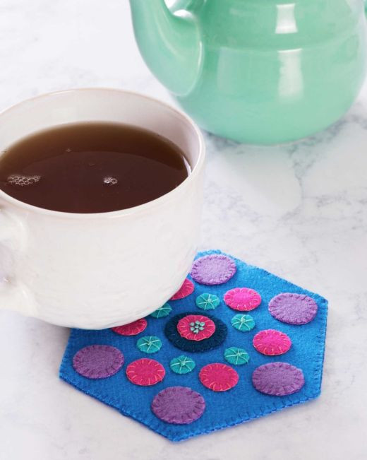 pq11595-circles-hexagon-wool-mug-rug-lifestyle-web