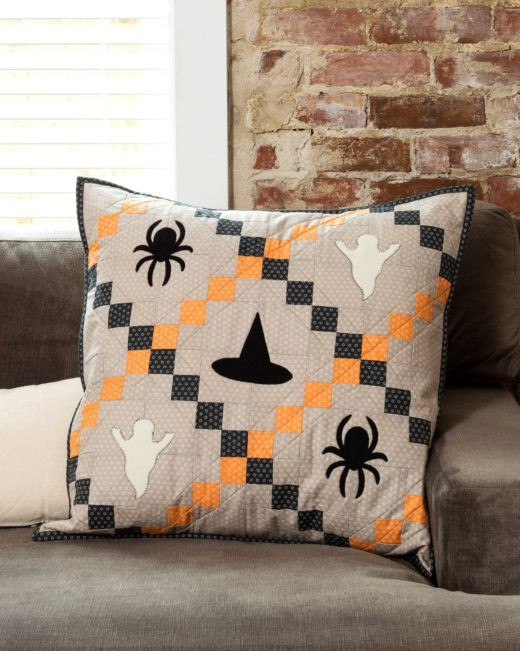 Q11615-fright-night-pillow-flat-1500x1500
