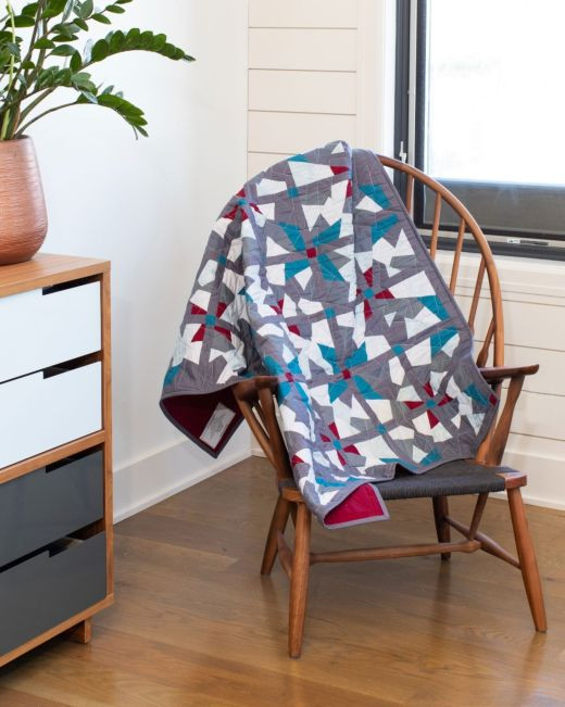 pq11689-crazy-gray-quilt-lifestyle_web