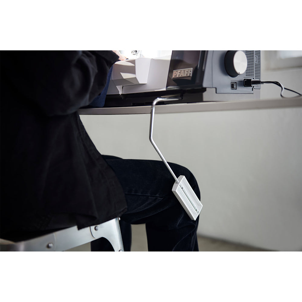 pfaff® admire™ air 6000 black coverlock machine