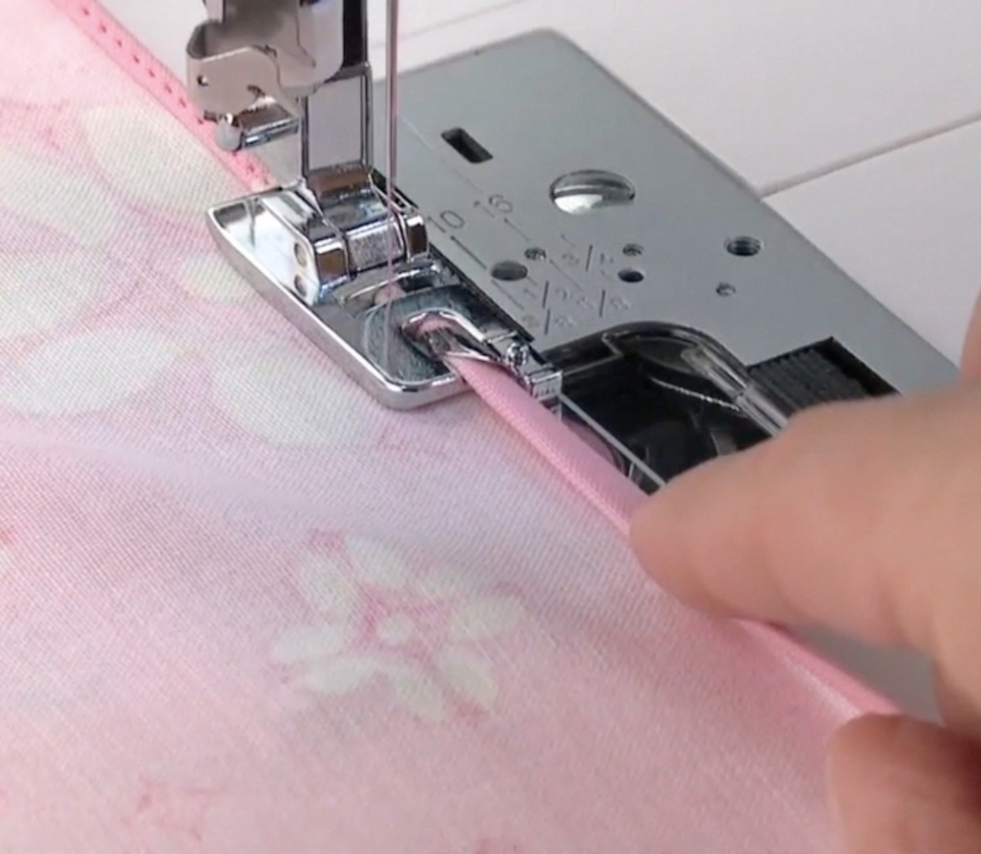 SINGER® Rolled Hem Snap-on Presser Foot