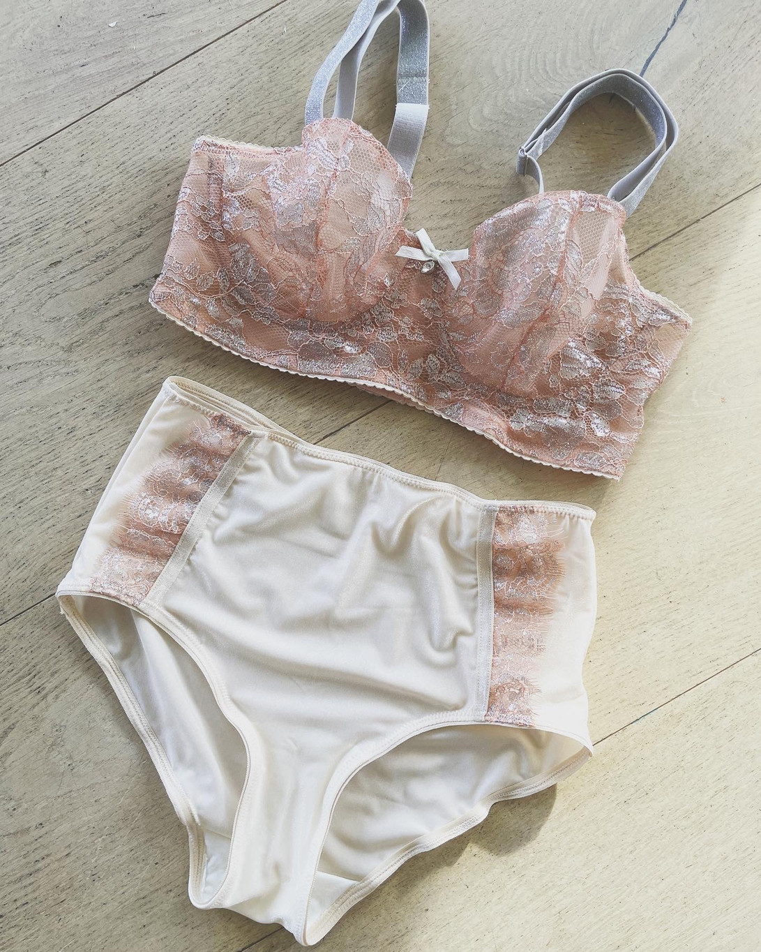 How to Sew a wired bra with lace fabric