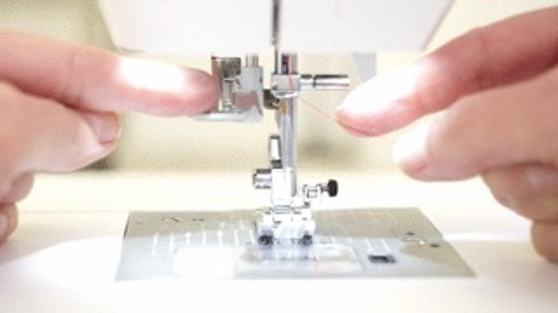 How to use the Automatic Needle Threader - SINGER®