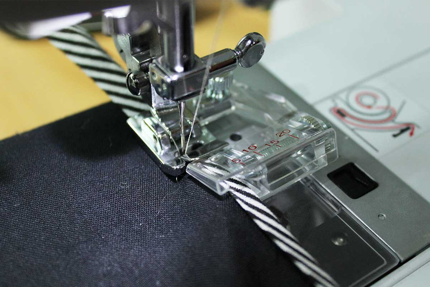 SINGER® Bias Binder Snap-on Presser Foot Adjustable