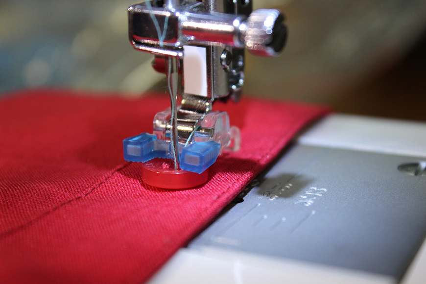 SINGER® Button Sewing Snap-on Presser Foot
