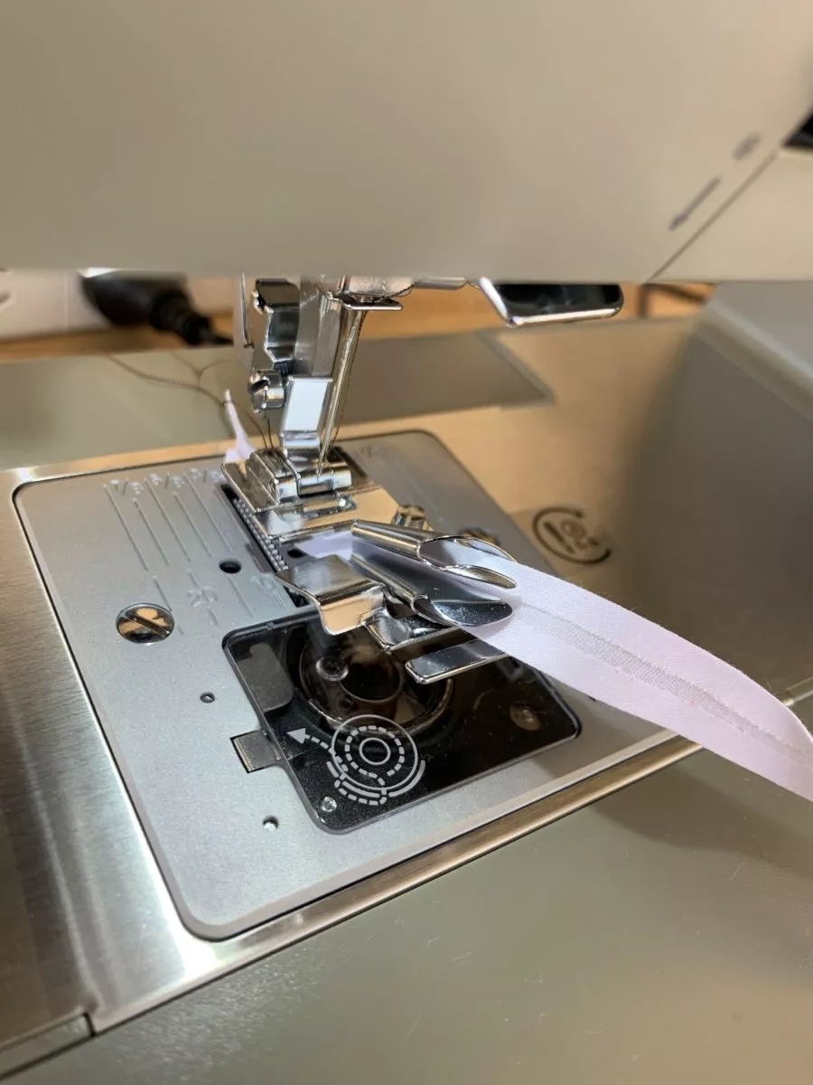 Bias binding foot