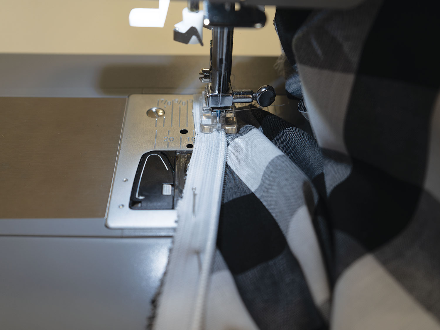 sewing-invisible-zipper