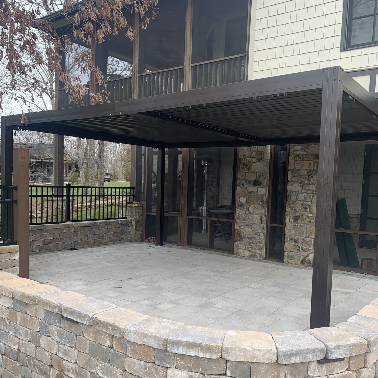 Domi louvered pergola integrated with home