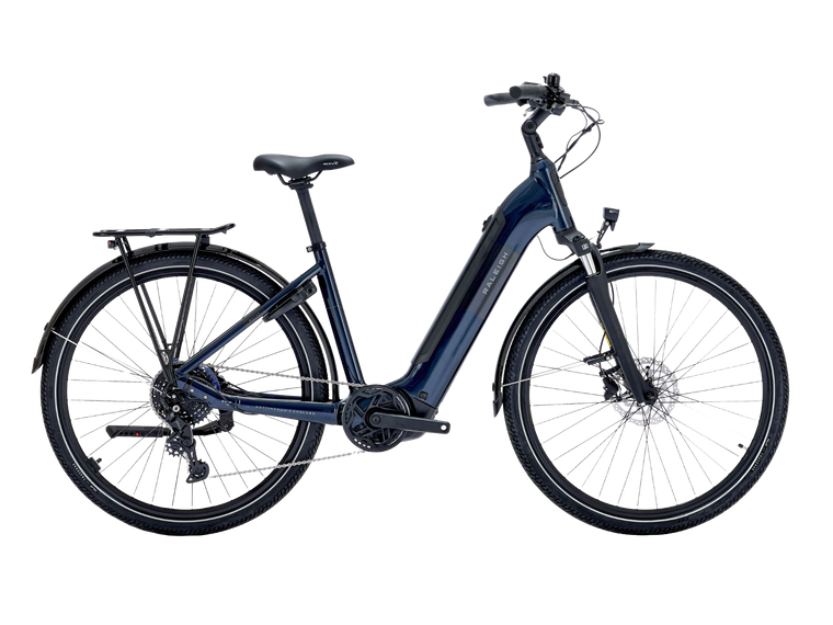 Raleigh Motus Derailleur 2027 electric bike in Night Blue featuring a Bosch Performance Line motor, integrated 500Wh battery and low-step frame for comfortable everyday riding.
