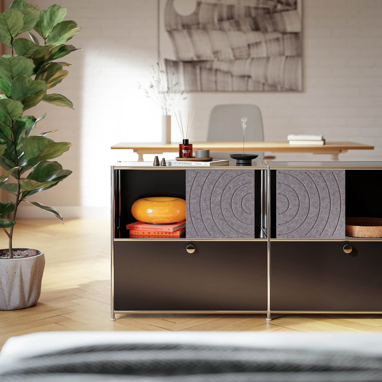 Cubox Sideboard mit Soft Panel Granitgrau, warmes Wohnzimmer mit orangem Sitzkissen und Vase
