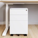 ofinto Büro-Korpus Weiss breit ohne Kissen - weißer Schubladencontainer mit ofinto Logo, Zylinderschloss und 3 Schubladen auf Rollen unter höhenverstellbarem Elevate Schreibtisch