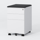 ofinto Büro-Korpus Weiss breit mit schwarzem Sitzkissen - breiter mobiler Schubladencontainer mit gepolstertem schwarzem Sitzkissen, 3 geräumigen Schubladen mit Zylinderschloss und schwarzen Leichtlaufrollen, freistehend auf grauem Hintergrund