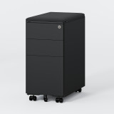 ofinto Büro-Korpus Schwarz schmal mit schwarzem Sitzkissen - mobiler Schubladencontainer mit gepolstertem schwarzem Sitzkissen, 3 Schubladen mit Zylinderschloss und schwarzen Leichtlaufrollen, freistehend auf grauem Hintergrund