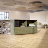 Cubox Sideboard mit 2 Ebenen und 2 Klappen in Olivgrün mit Ordnern im offenen Großraumbüro mit Holzboden und Akustikelementen