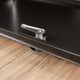 Cubox Sideboard in Schwarz, Detailansicht des Schlossriegels an der Innenseite der Klappe