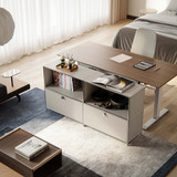 Cubox Sideboard mit 2 Ebenen und 2 Klappen in Seidengrau mit Büchern und Deko neben höhenverstellbarem Schreibtisch im wohnlichen Schlafzimmer, Ansicht von oben