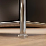 Cubox Büroregal in Schwarz, Detailansicht des verchromten Standfußes mit Bodengleiter auf Holzboden