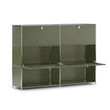 Cubox Sideboard mit 3 Ebenen und 4 Klappen in Olivgrün mit zwei geöffneten Klappen als Ablage, Schrägansicht freigestellt auf weißem Hintergrund